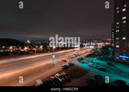 Maisons plusieurs étages d'une grande ville la nuit. Banque D'Images