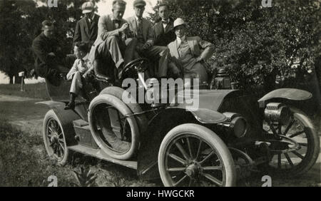 Meubles anciens c1905 photo, un groupe d'hommes posent dans leur voiture antique runabout. Emplacement inconnu, probablement à New York. Voir Alamy Images HWGCMD HWGCKW HWGCM4, et pour les autres vues de cette voiture. SOURCE : tirage photographique original. Banque D'Images