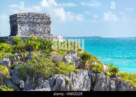 Vue sur le temple du dieu du vent à Tulum, Mexique avec la mer des Caraïbes, dans l'arrière-plan Banque D'Images