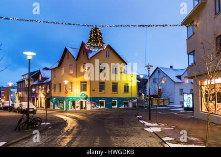 Reykjavik à l'époque de Noël. Avis de Skolavordustigur street dans le centre de Reykjavik menant à l'église Hallgrimskirkja, la capitale de l'I Banque D'Images