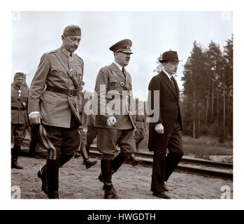 MANNERHEIM / HITLER Adolf Hitler a décidé de visiter la Finlande le 4 juin 1942, officiellement pour féliciter de son 75e anniversaire de Mannerheim. Mannerheim, mais n'a pas voulu le rencontrer dans son quartier général de Mikkeli ou à Helsinki, comme il aurait semblé comme une visite d'État officielle. La rencontre a eu lieu près de Imatra, dans le sud-est de la Finlande, et a été organisée dans le secret de l'Aérodrome Immola, Hitler, accompagné par le Président Ryti, a été conduit à l'endroit où nous attendait à Mannerheim une voie de garage. La réunion n'était pas concluant... Banque D'Images