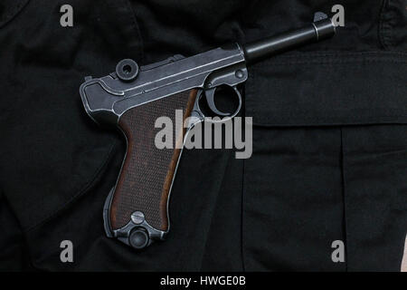 Revolver est black voir gauche. Revolver sur le chiffon. Banque D'Images