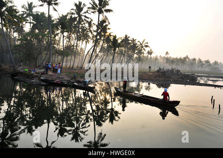 Les pêcheurs sur le bateau , près de côté lac marché pour vendre du poisson dans les premières heures à kadinamkulam Chirayinkeeshu au lac.thiruvananthpuram. Banque D'Images