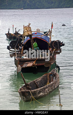Bateaux de pêche dans le canal à côté du village de Makyone Galet, Lampi, Parc national marin de l'archipel de Myeik, Myanmar Banque D'Images