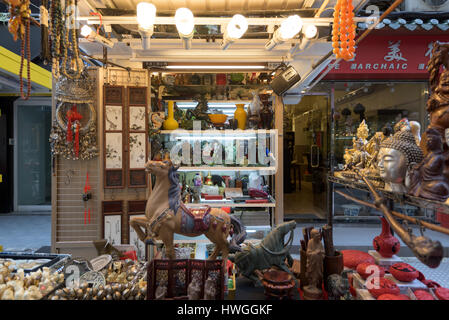 Hong Kong, Hong Kong S.A.R. - Le 26 janvier 2017 : les magasins d'antiquités à Cat Street à Hong Kong. Hollywood Road, Upper Lascar Row aka Cat Street est un grand t Banque D'Images