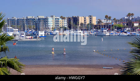 Los Angeles, USA - 14 juillet 2013 : Paddle Boarders pratiquant à Marina Del Rey, Los Angeles, USA. Banque D'Images