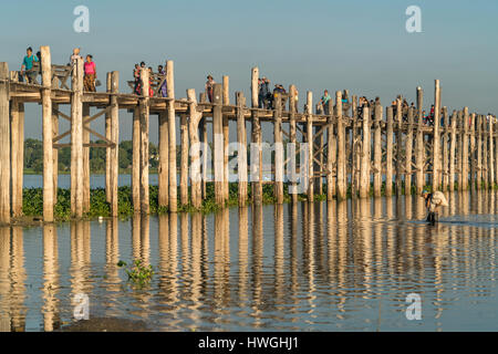 Pont U Bein sur le lac Taungthaman, Amarapura, Mandalay, Myanmar Banque D'Images