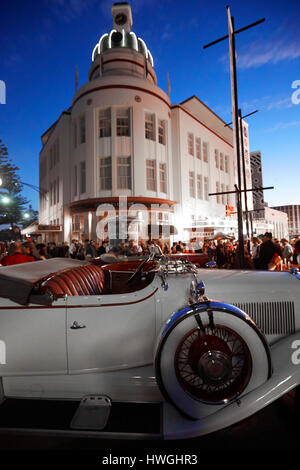 Bâtiment avec dôme Napier voiture art déco au festival, en soirée Banque D'Images