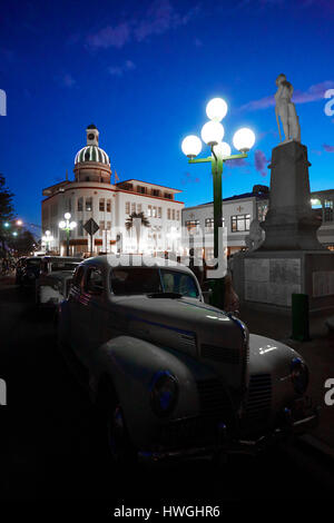 Bâtiment avec dôme Napier voiture art déco au festival, en soirée Banque D'Images