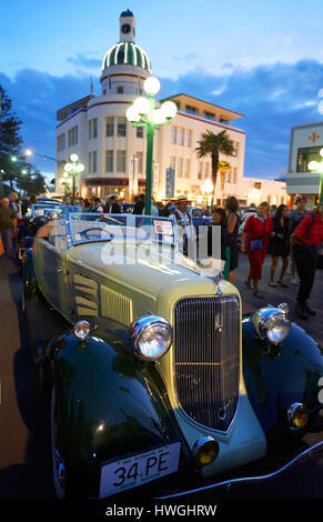 Bâtiment avec dôme Napier voiture art déco au festival, en soirée Banque D'Images