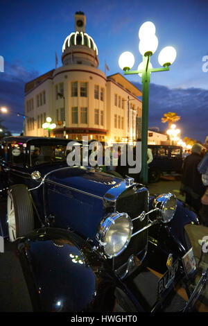 Bâtiment avec dôme Napier voiture art déco au festival, en soirée Banque D'Images