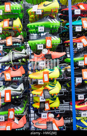 Chaussures de football dans chez Decathlon, Espagne Photo Stock - Alamy