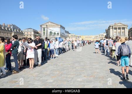 VERSAILLES PARIS FRANCE 6 Juin 2015 : grande file d'attente pour entrer Château de Versailles Banque D'Images