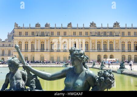 VERSAILLES PARIS FRANCE 6 JUIN 2015:Statue en fontaine en face du château de Versailles Banque D'Images