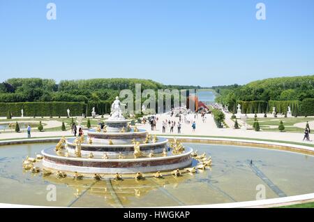 VERSAILLES PARIS FRANCE 6 Juin 2015 : fontaine Latona au château de Versailles avec des jardins en arrière-plan Banque D'Images