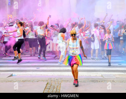 BARCELONA - 18 mai : les gens à la Color Run Holi parti dans les rues de la ville le 18 mai 2014 à Barcelone, Espagne. Banque D'Images