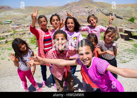 Van, Turkey-July 7, 2015 : les filles sont kurdes et souriant pour l'affichage des photos en face de Hosap château à Van Banque D'Images