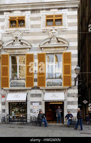 L'Italie, Ligurie, Gênes, café sur la Piazza San Lorenzo Banque D'Images