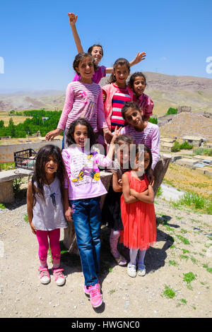 Van, Turkey-July 7, 2015 : les filles sont kurdes et souriant pour l'affichage des photos en face de Hosap château à Van Banque D'Images