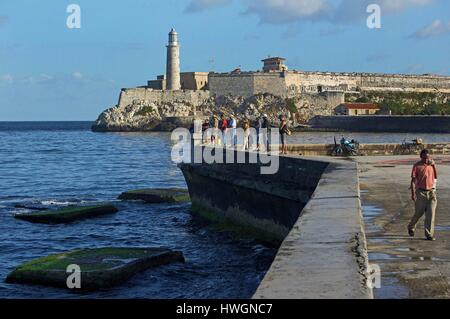 Cuba, La Havane, port de la vieille Havane, les pêcheurs en face du fort El Morro Banque D'Images