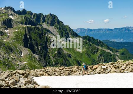 France, Isère, Allevard, Randonneur en ordre décroissant en hors piste vers le refuge de l'Oule (1836m) depuis le Col de Moretan (2503m) Banque D'Images