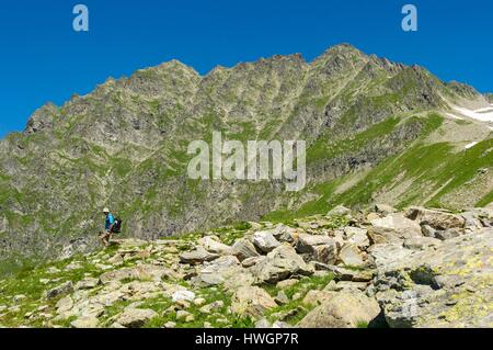 France, Isère, Allevard, Randonneur en ordre décroissant en hors piste vers le refuge de l'Oule (1836m) depuis le Col de Moretan (2503m) Banque D'Images