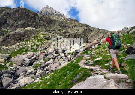 France, Alpes Maritimes, le parc national du Mercantour (Parc National du Mercantour), la Vallée des Merveilles (Vallée des Merveilles) parsemée de milliers de gravures rupestres de l'âge du Bronze, les randonneurs sur le sentier GR 52 qui passe sous le Mont des Merveilles (2720m) Banque D'Images