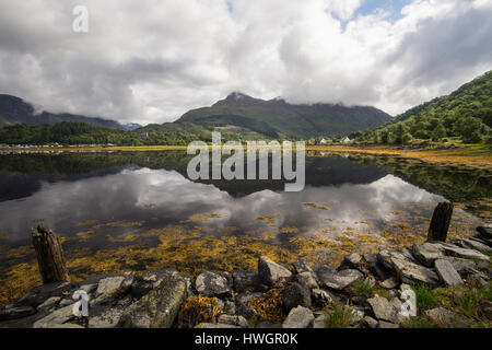 Réflexions de Glencoe village de Loch Leven à partir d'une ancienne jetée inutilisés, Argyll, Scotland, UK Banque D'Images