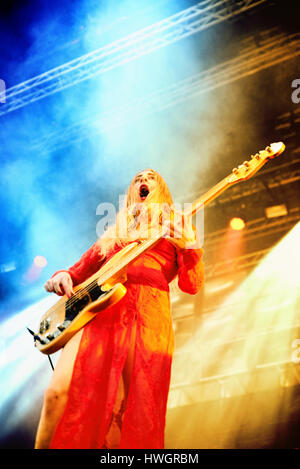 BARCELONA - 30 MAI : Este Haim, bassiste de Haim (band) effectue par Heineken Primavera Sound Festival 2014 (PS14) le 30 mai 2014 à Barcelone, Spai Banque D'Images