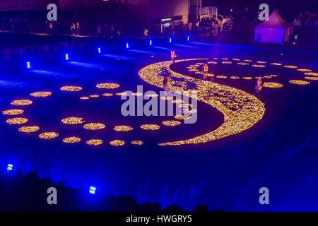 France, Rhône, Lyon, site historique classé au Patrimoine Mondial de l'UNESCO, théâtres antiques d'Fourviere-Odeon au cours de la Fete des Lumieres (fête des lumières), montrent les petites lumières du coeur avec 25000 bougies, 8 décembre, jour de fête pour les habitants de Lyon et le festival de la Vierge Banque D'Images