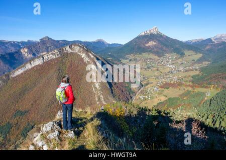 France, Isère, environs de Grenoble, le parc régional de Chartreuse, randonnée pédestre sur le chemin de randonnée GR 9, vue sur Sappey-en-Chartreuse et Achard (alt : 2082 m), point culminant du massif de Chartreuse Banque D'Images