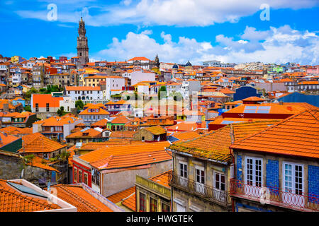 Belle vue sur la pittoresque vieille ville avec le célèbre monument de Porto ; tour des clercs (Torre dos Clerigos) Banque D'Images