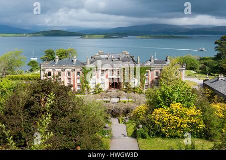 L'Irlande, comté de Cork, Bantry, Bantry House et ses jardins, la baie de Bantry en arrière-plan Banque D'Images