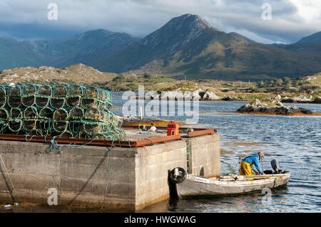 L'Irlande, dans le comté de Galway, Ballynakill, Port, Parc National du Connemara et Diamond Hill dans l'arrière-plan Banque D'Images