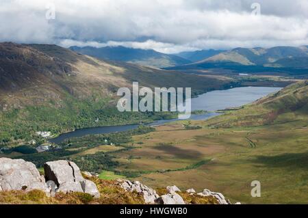 L'Irlande, dans le comté de Galway, le Connemara National Park, vue de Diamond Hill sur Lough Kylemore Banque D'Images