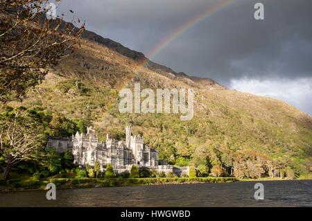 L'Irlande, dans le comté de Galway, le Connemara, Kylemore, rainbow, l'abbaye de Kylemore Banque D'Images