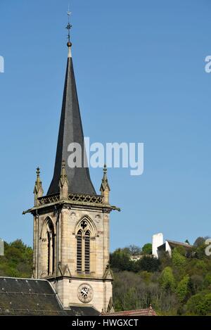 En France, la Haute Saône, Ronchamp, village, église, rivière Rahin, Hill avec sa chapelle Notre Dame du haut Banque D'Images