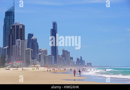 Les nageurs sur plage de Surfers Paradise, Queensland, Australie. Banque D'Images