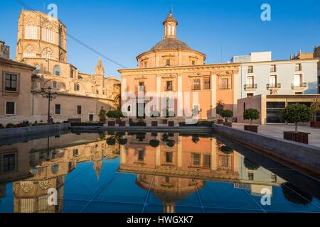 L'espagne, Valence, le centre historique piétonnier, la cathédrale (à gauche) et la Véritable Église Nuestra Señora de los Desamparados Banque D'Images