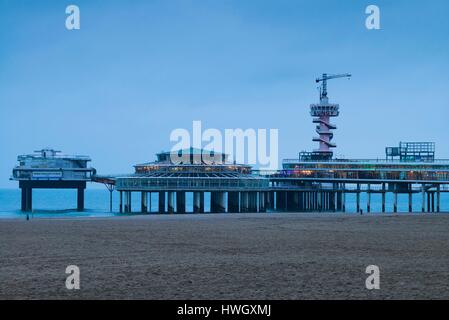 Scheveningen, Pays-Bas, de Pier, vue de la jetée de Scheveningen, dusk Banque D'Images