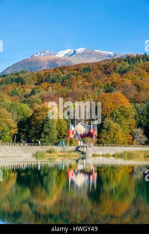 France, Isère, environs de Grenoble, région de la Matheysine, randonnée pédestre sur le GR 549 autour du lacs de Laffrey, lac Mort et Taillefer dans l'arrière-plan (alt : 2857m) Banque D'Images