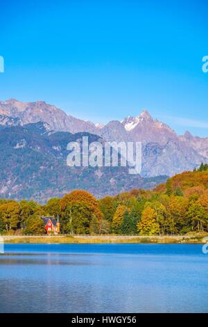 France, Isère, environs de Grenoble, région de la Matheysine, randonnée pédestre sur le GR 549 autour du lacs de Laffrey, lac Mort et massif de Belledonne en arrière-plan Banque D'Images