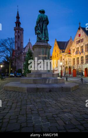 Belgique, Bruges, Jan van Eyck Square, Dawn Banque D'Images