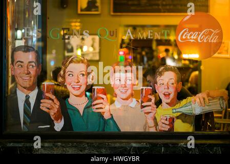 Belgique, Bruxelles, vintage Coca-Cola signe sur cafe, soir Banque D'Images