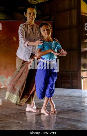 Cambodge, Phnom Penh, la danse khmère classique, sur l'immatériel liste du patrimoine mondial de l'UNESCO, ONG, association de l'école d'art de l'Apsara dancers Banque D'Images