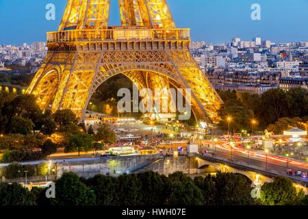 France, Paris, vue générale avec la Tour Eiffel illuminée (© SETE illuminations Pierre Bideau) en face du pont d'Iéna Banque D'Images