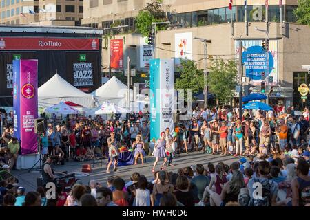 Canada, Québec, Montréal, Festival de Jazz, de l'animation sur la Place des Arts Banque D'Images