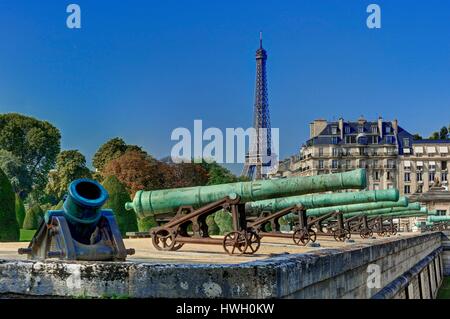 France, Paris, l'Hôtel des Invalides, Musée militaire, de canons et de la Tour Eiffel sur l'arrière-plan Banque D'Images