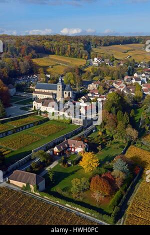 France, Marne, les coteaux de Champagne classée au Patrimoine Mondial de l'UNESCO, Hautvillers, l'église abbatiale Saint Pierre où Dom Perignon est enterré (vue aérienne) Banque D'Images