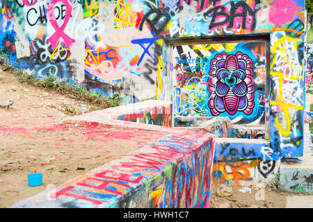 Espérons une galerie extérieure à Austin, Texas, USA. Il agit comme une toile pour graffiti artistes et est devenu l'un des principales destinations touristiques d'Austin. Banque D'Images